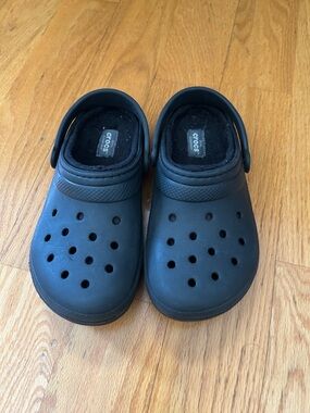 CROCS Kids Classic Clog in Black with Fuzzy Lining